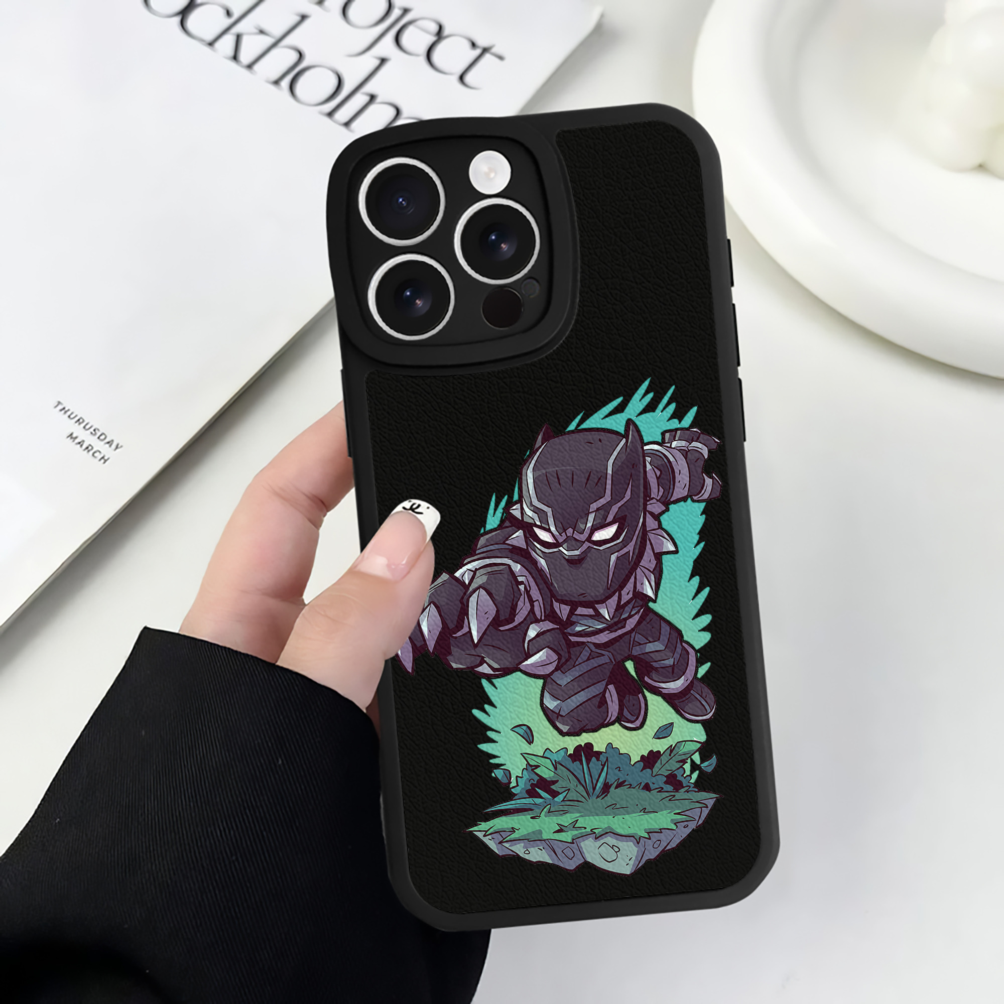 （画像用） アベンジャーズ The Avengers 【iPhone 16シリーズ対応】シリコンスマホケース（レザー調） 材質：シリコン
